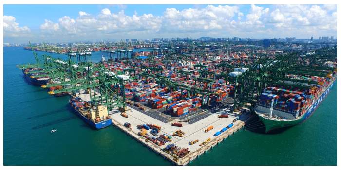Balade au large du Port de Singapour